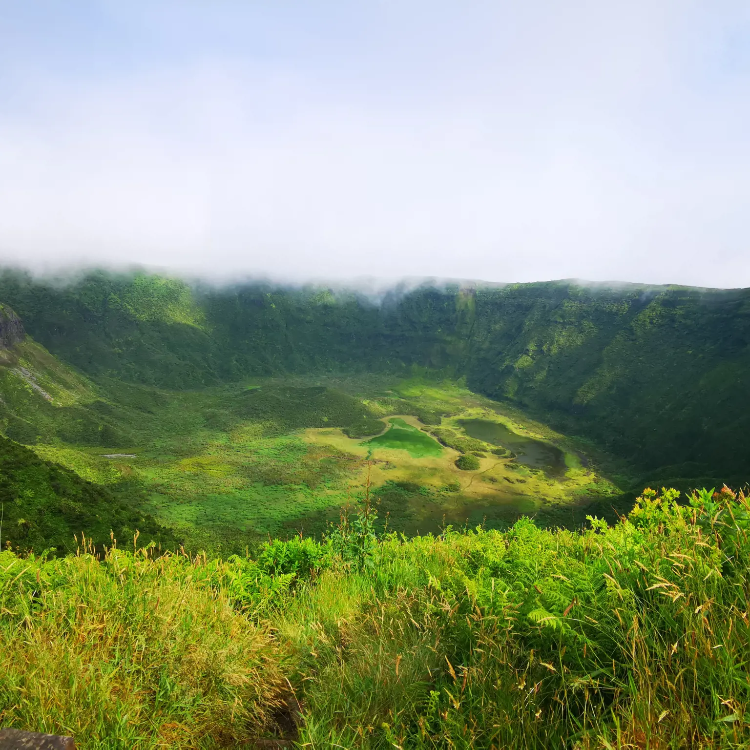 Stehe am Rande eines Vulkankraters beim Caldeira do Faial